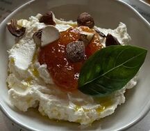 Крем из соленого сыра с ананасовым чили-джемом