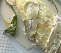 Омлет с трюфельным бри и рукколой