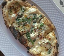 Лепешка с моцареллой и шпинатом