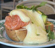 Бриошь с лососем, яйцом пашот, голландским соусом