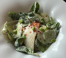 Зеленый салат с грушей в ореховом соусе