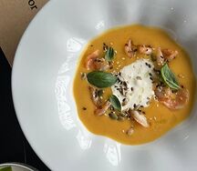 Тыквенный крем-суп со страчателлой и креветками