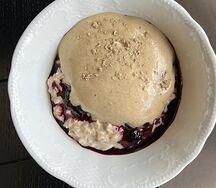 Каша овсяная с черничным вареньем и муссом из халвы