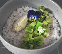 Рисовая каша на кокосовом молоке чиа, лемонграссовым маслом и киви
