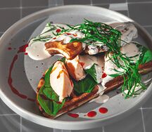 Картофельные вафли со шпинатом и риетом из лосося
