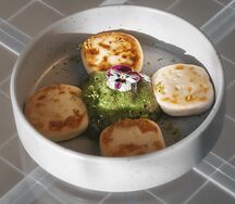 Сырники из рикотты с джемом из киви