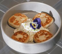 Сырники из рикотты с муссом из лайма