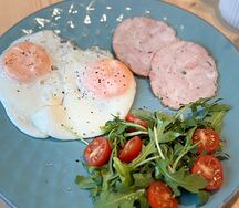 Глазунья с куриным рулетом и салатом 
