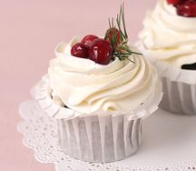 Капкейк с соленой карамелью и клюквой