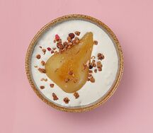 Рисовая каша с томленой грушей и гранолой