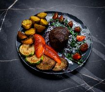 Филе-миньон с овощами гриль
