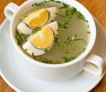 Куриный бульон с яйцом