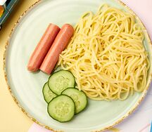 Сосиска отварная с огурцом и тальолини  