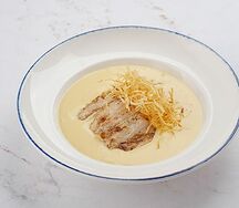 Картофельный крем-суп с куриной грудкой и картофельными чипсами