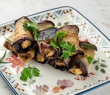 Рулетики из баклажанов с ореховой начинкой