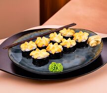 Ролл с креветкой запеченный 