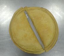 Закрытая пицца с колбасой и курицей 