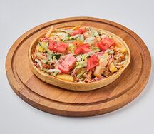 Пицца с курицей, фри, летним салатом и сыром