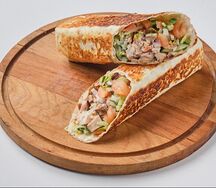 Шаурма с сыром и летними салатом 