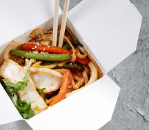 Вок от шефа с командорским кальмаром и свежими овощами