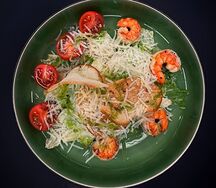 Салат Цезарь с креветками 