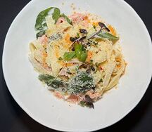 Паста с лососем, шпинатом и каперсами