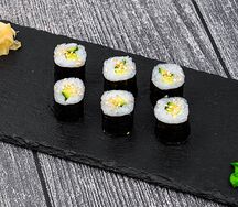 Классические роллы с огурцом и кунжутом