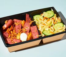 Сундук с колбаской из говядины и дольками картофеля