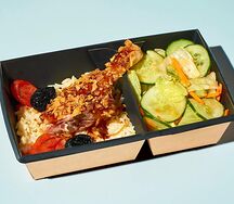 Сундук с куриной ножкой, бурым рисом и овощами