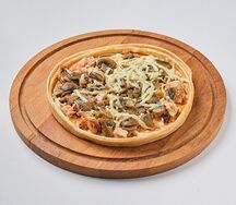 Пицца с курицей, сыром и грибами 
