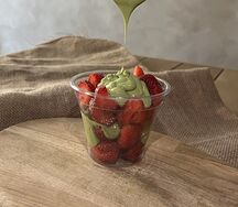 Клубника в шоколаде с матчей