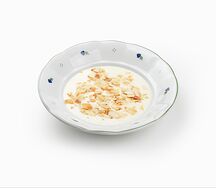 Манная каша с томленой грушей и миндалем