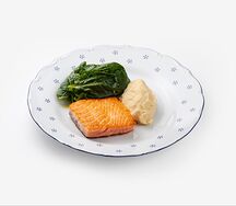 Лосось с кремом из корня сельдерея и шпинатом