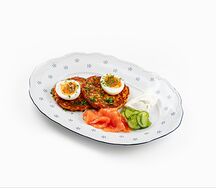 Картофельные драники с лососем, мягко сваренным яйцом и сметаной