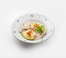 Бефстроганов с картофельным пюре, вешенками и сливочным соусом