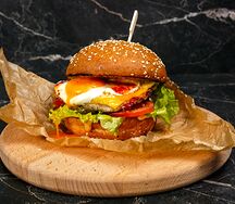 Бургер с курицей и яйцом