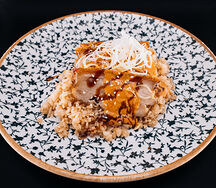 Свиная грудинка с рисом и соусом из печеных перцев