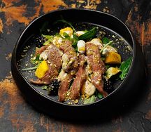 Салат с томленой уткой, ежевикой, манго