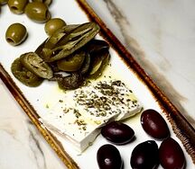 Ассорти оливок, фета и маринованные перцы