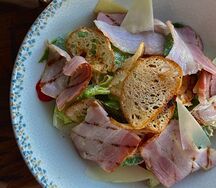 Цезарь с копченой грудинкой (бекон)
