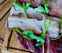 Мясные деликатесы
