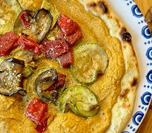 Турецкая лепешка с овощами и тахина