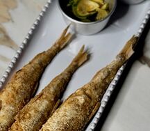 Жареная корюшка с битыми огурчиками