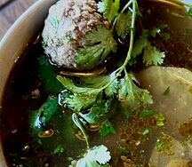 Грузинский с мясными клецками, овощами и травами