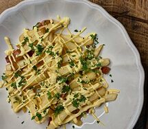 Картофель фри с сырной заливкой и беконом