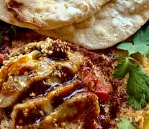 Хумус, маринованные томаты, баклажан на углях