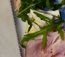 Молодая моцарелла, тамбовский окорок и хрустящая руккола