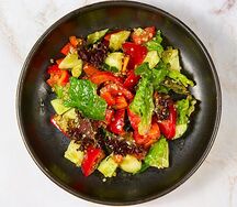 Салат со свежими овощами и киноа