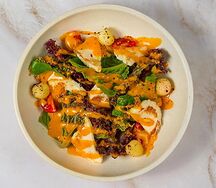 Салат с жареным сыром и яблоками
