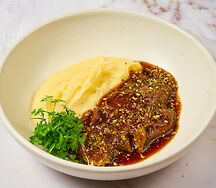 Баранина с картофельным пюре и соусом жу